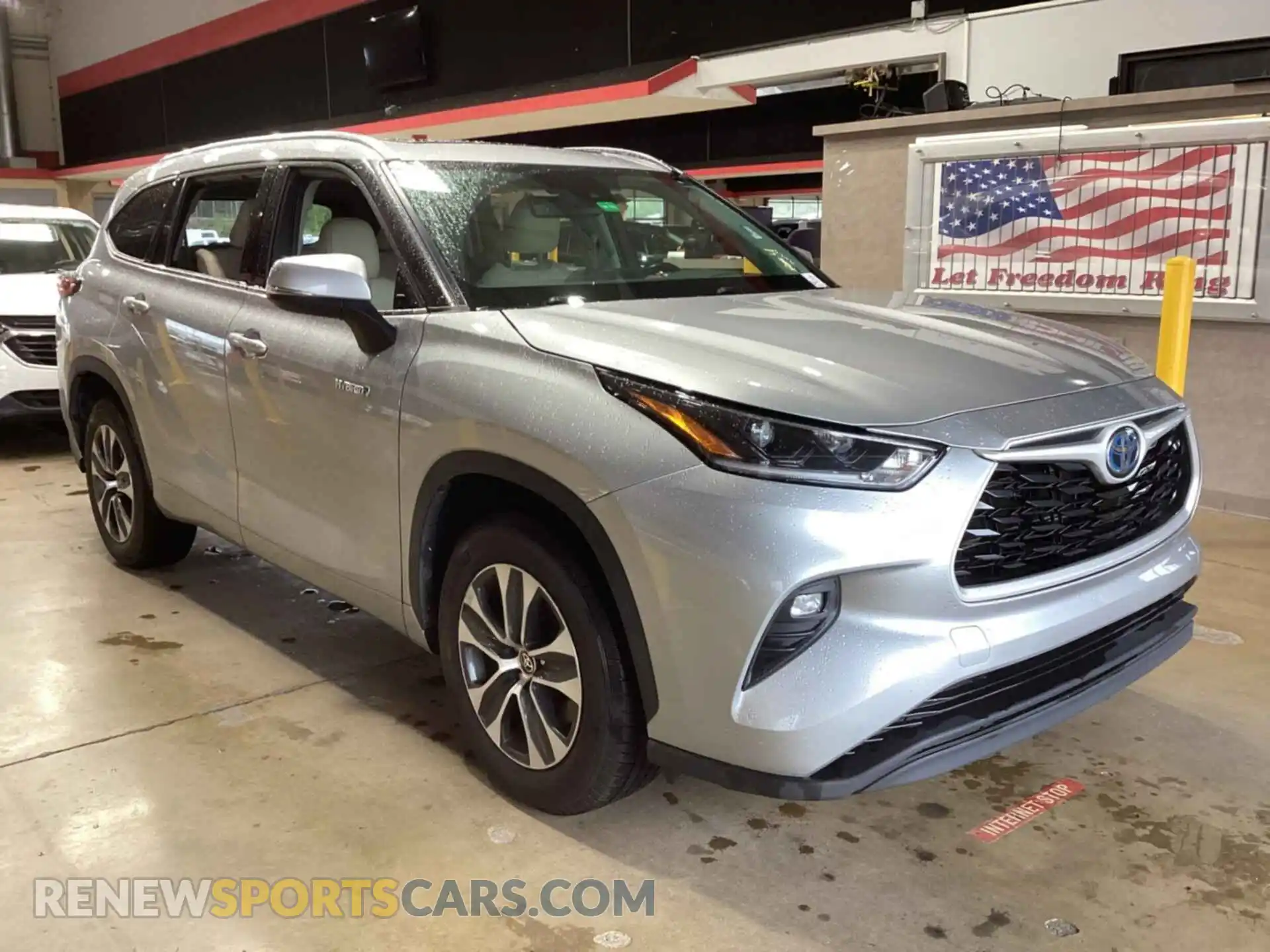 2 Photograph of a damaged car 5TDHARAH8MS011940 TOYOTA HIGHLANDER 2021