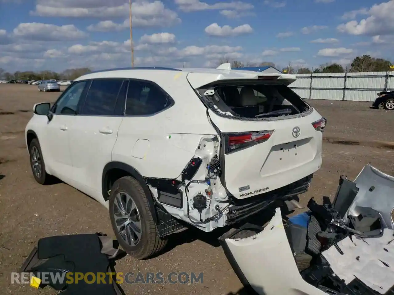 3 Photograph of a damaged car 5TDHZRAH1MS533205 TOYOTA HIGHLANDER 2021