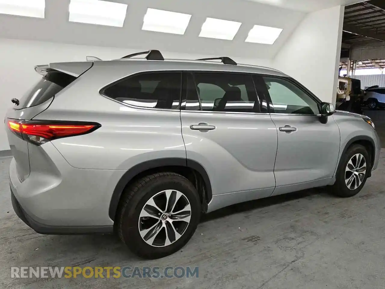 3 Photograph of a damaged car 5TDHZRAH5MS537192 TOYOTA HIGHLANDER 2021