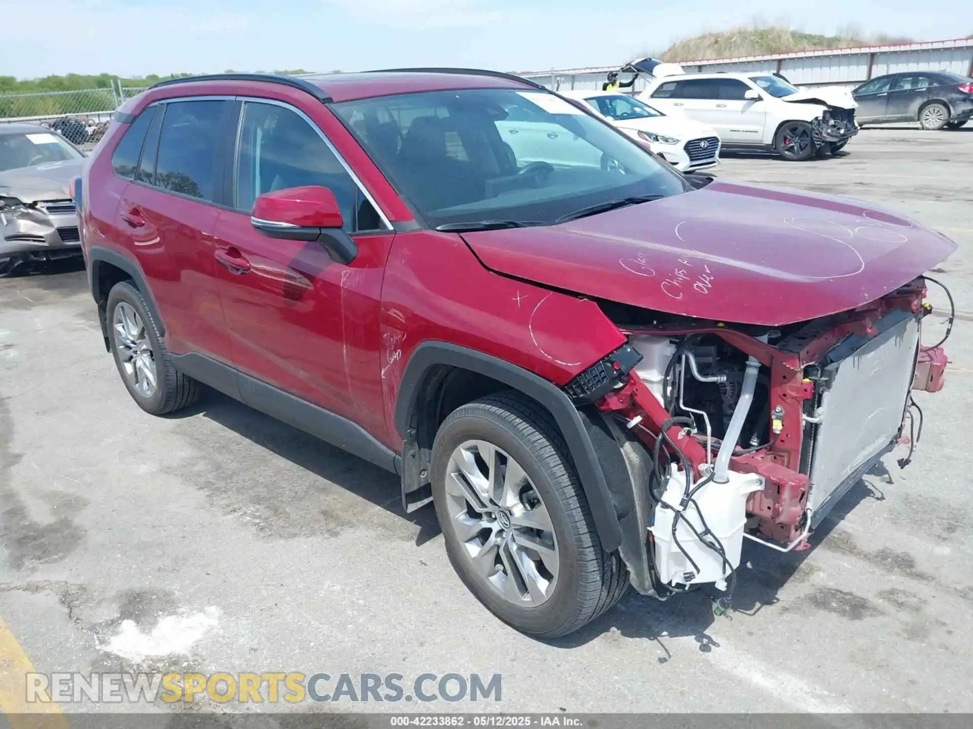 1 Photograph of a damaged car 2T3A1RFV8KW080641 TOYOTA RAV4 2019