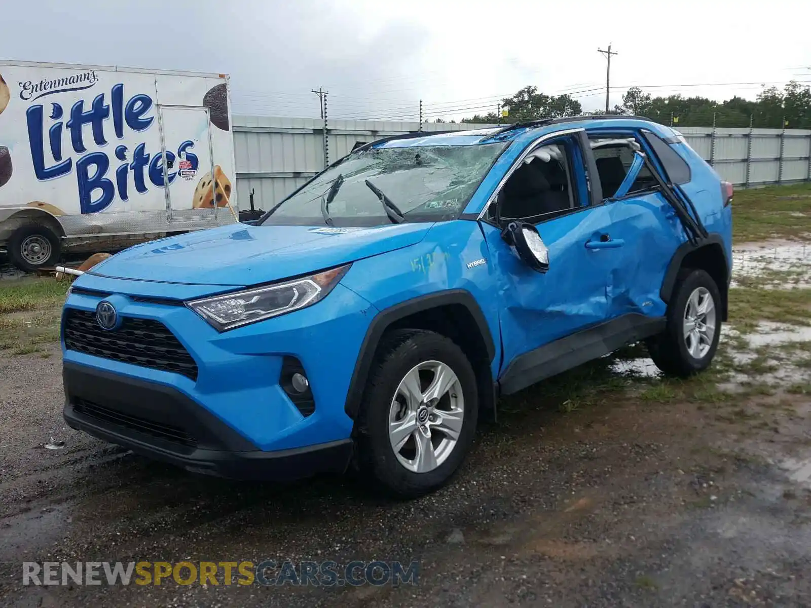 2 Photograph of a damaged car 2T3RWRFV0KW017795 TOYOTA RAV4 2019