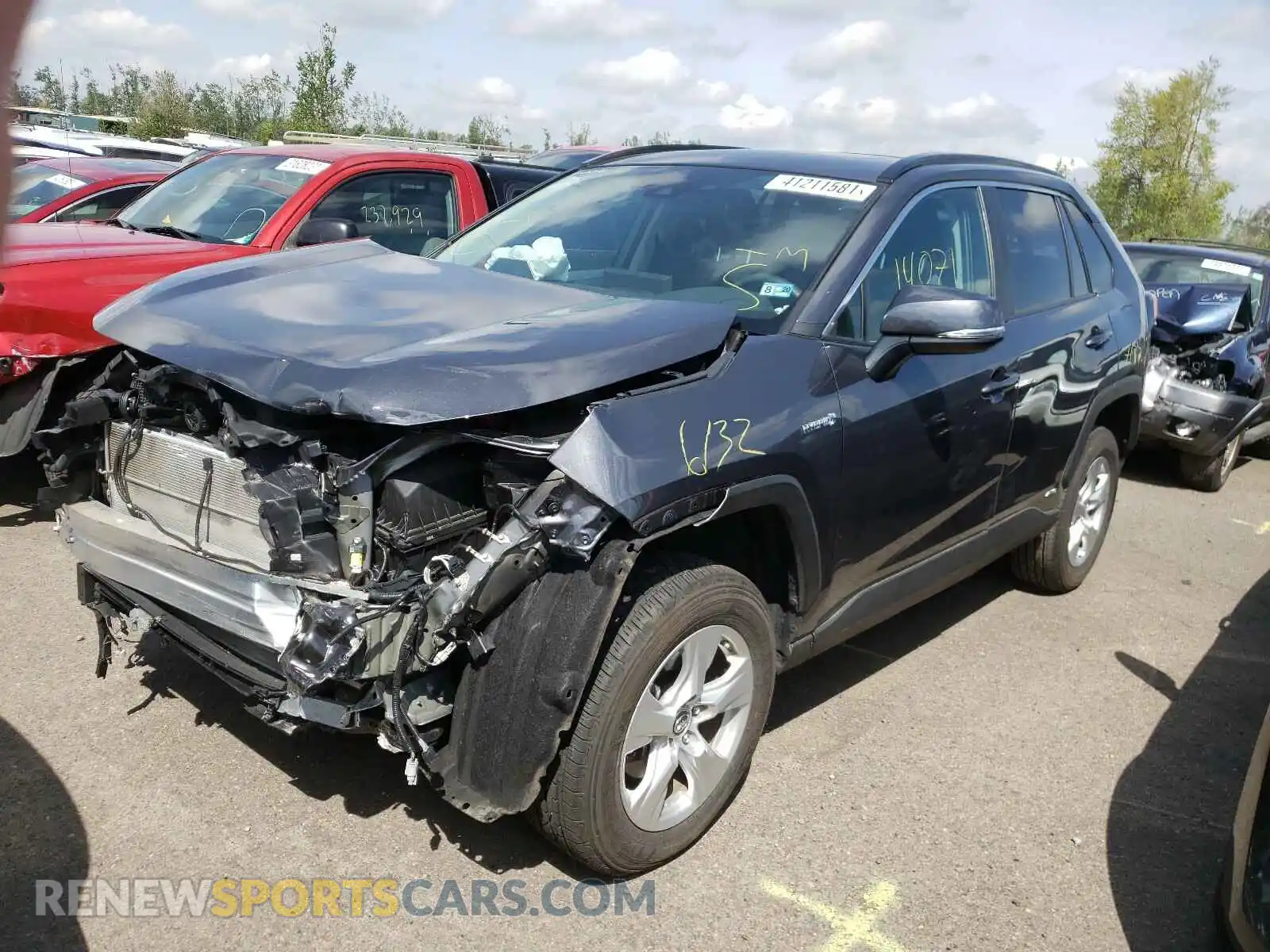 2 Photograph of a damaged car 2T3RWRFV2KW027776 TOYOTA RAV4 2019