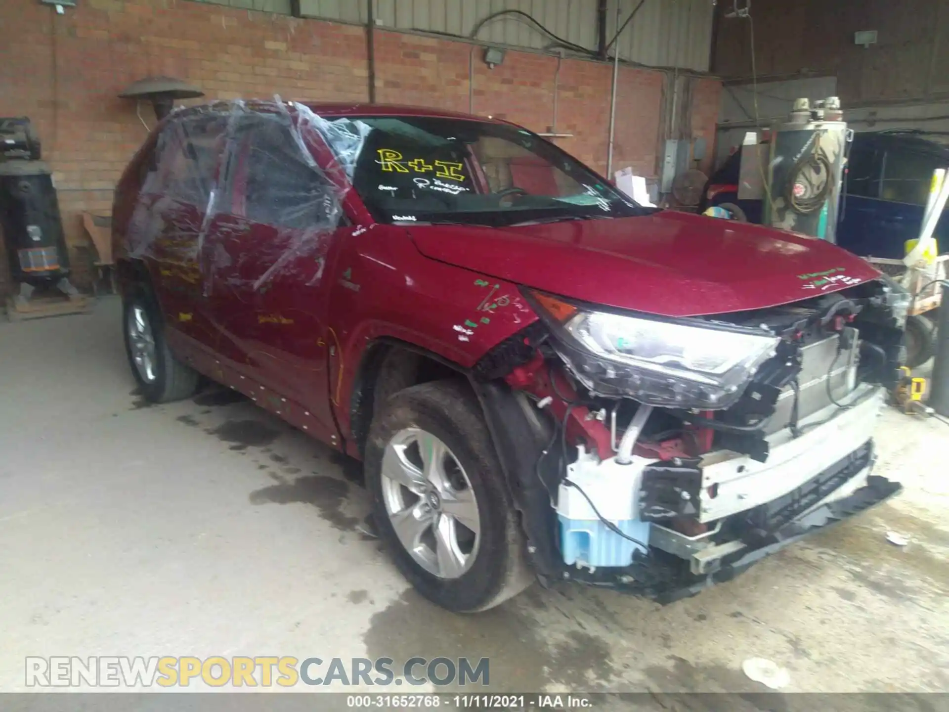 1 Photograph of a damaged car 2T3RWRFV5KW024449 TOYOTA RAV4 2019