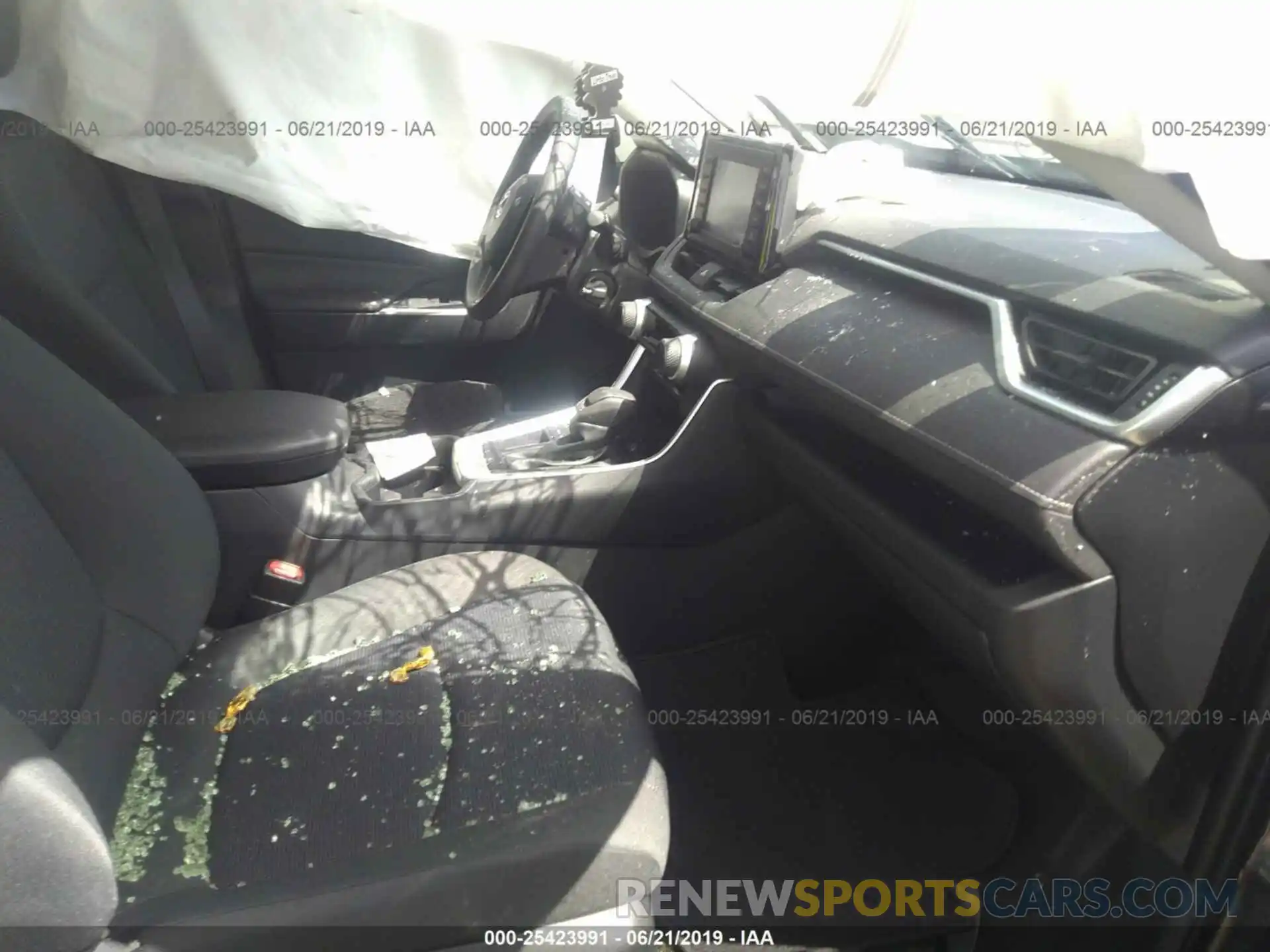 5 Photograph of a damaged car JTMH1RFV0KJ010905 TOYOTA RAV4 2019