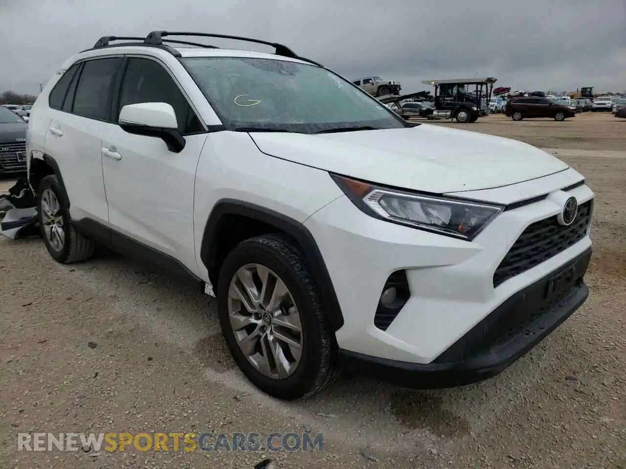 1 Photograph of a damaged car 2T3C1RFV2LW077017 TOYOTA RAV4 2020