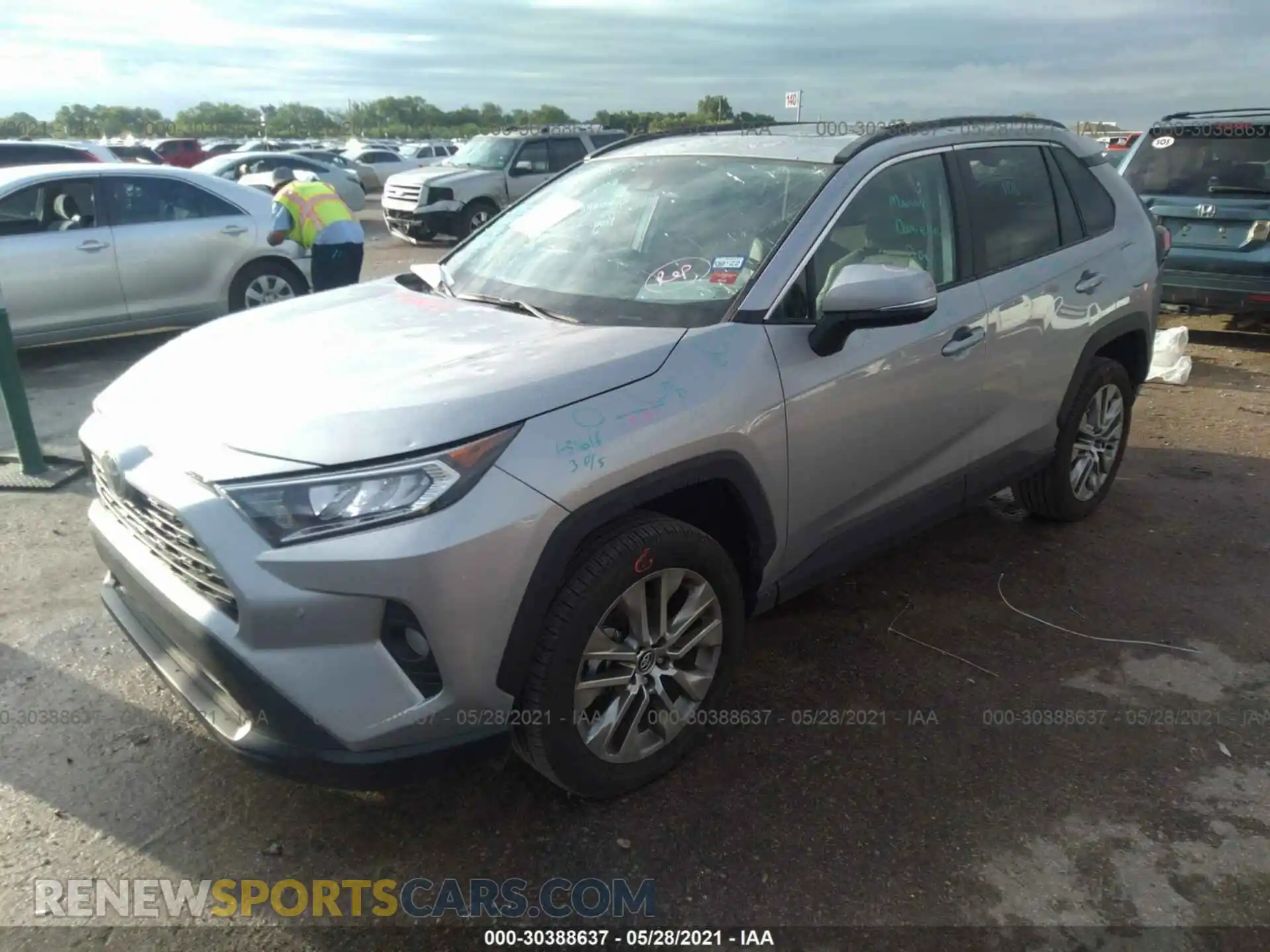2 Photograph of a damaged car 2T3C1RFV3LW095655 TOYOTA RAV4 2020