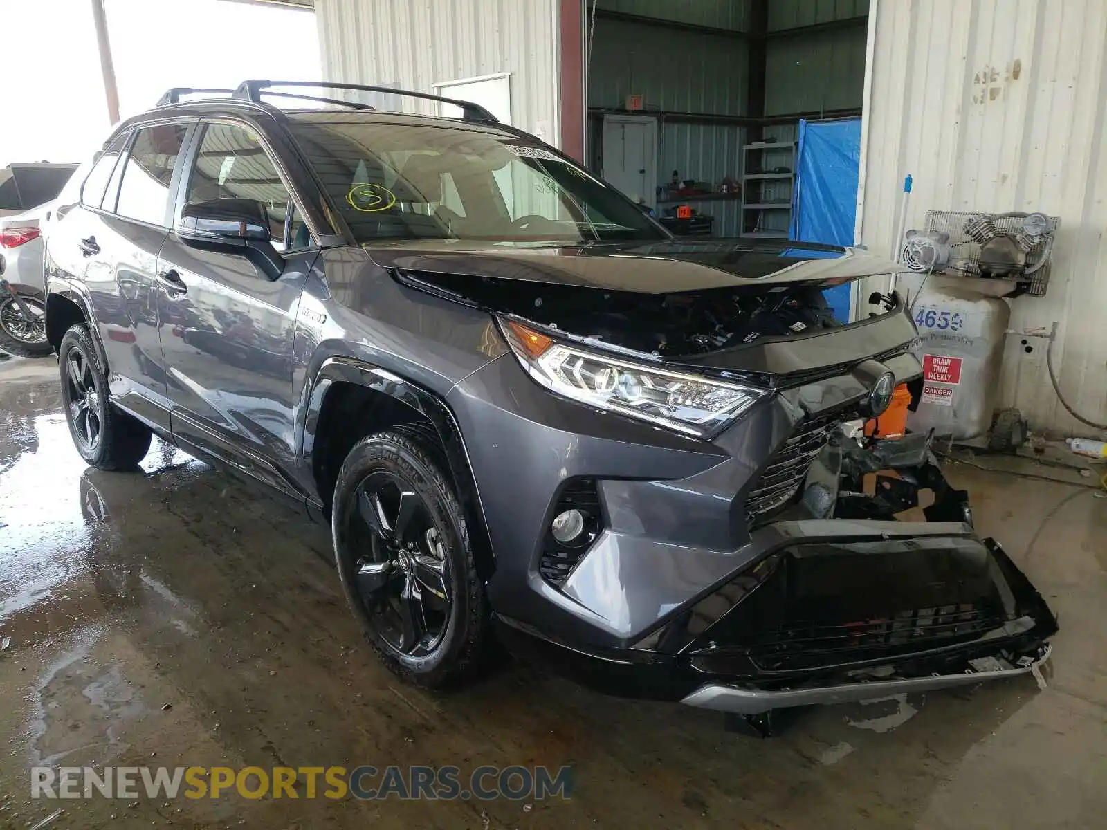 1 Photograph of a damaged car 2T3EWRFV0LW082694 TOYOTA RAV4 2020