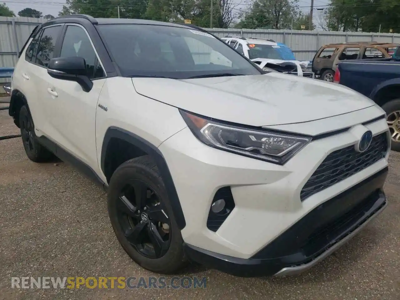 1 Photograph of a damaged car 2T3EWRFV1LW070506 TOYOTA RAV4 2020