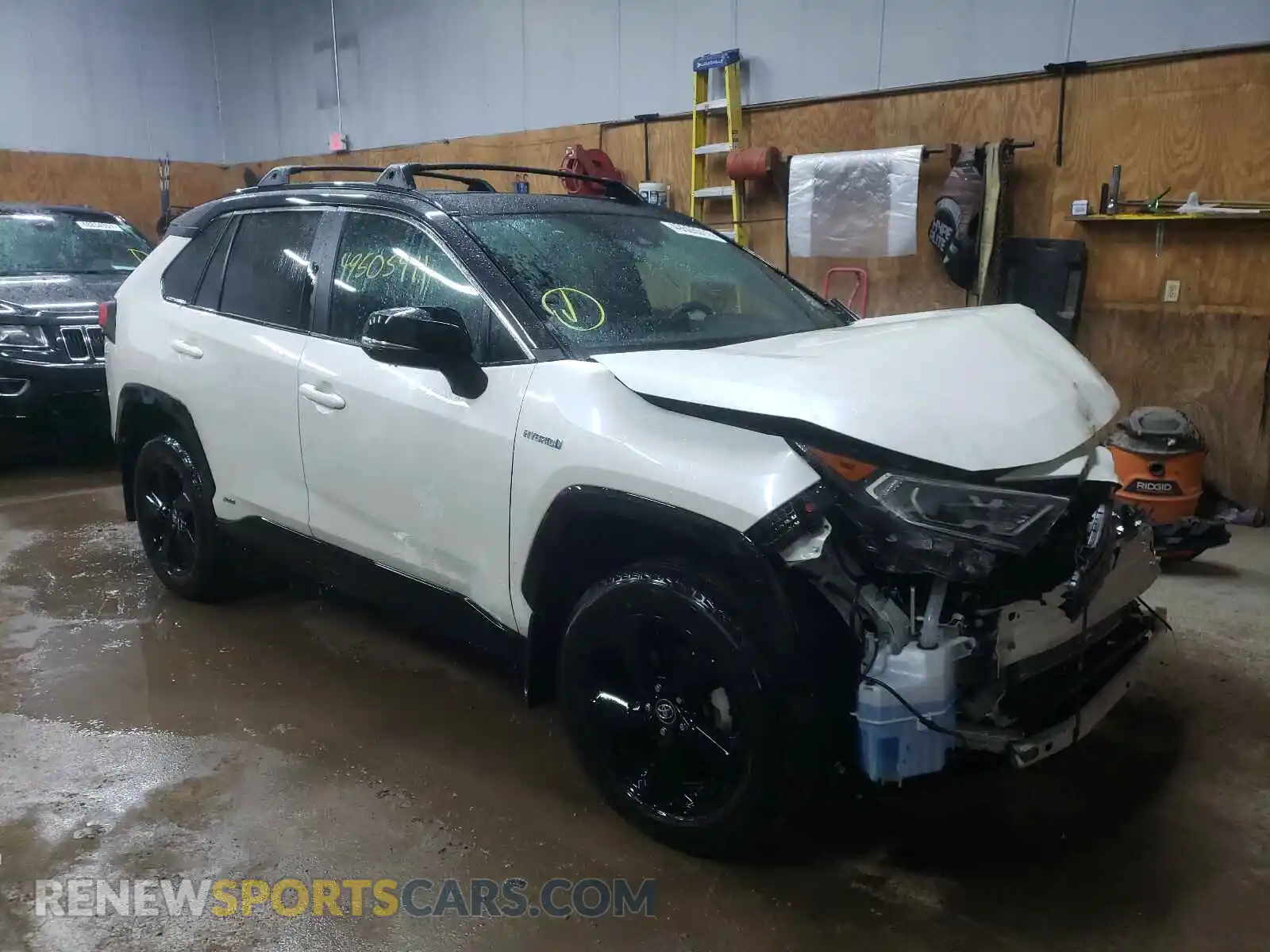1 Photograph of a damaged car 2T3EWRFV2LW098377 TOYOTA RAV4 2020