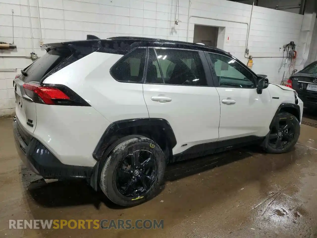 3 Photograph of a damaged car 2T3EWRFV8LW084936 TOYOTA RAV4 2020