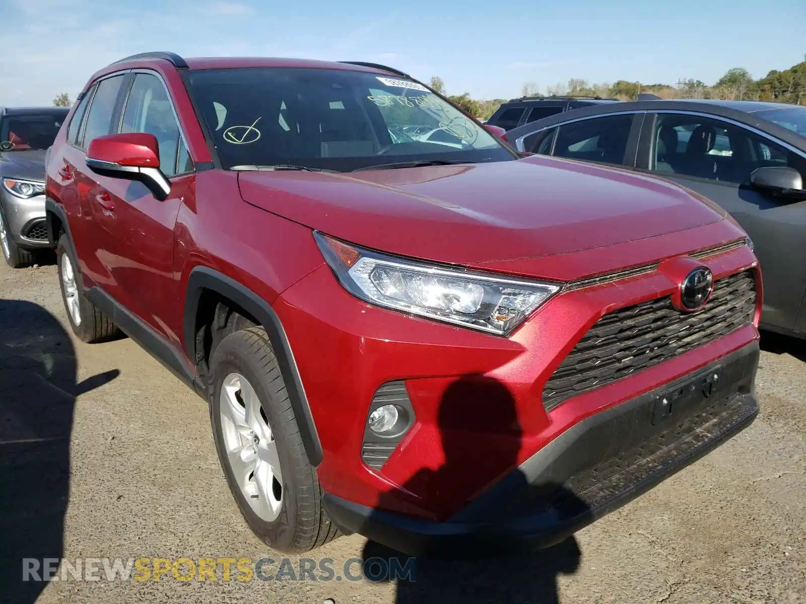 1 Photograph of a damaged car 2T3P1RFV9LW117384 TOYOTA RAV4 2020