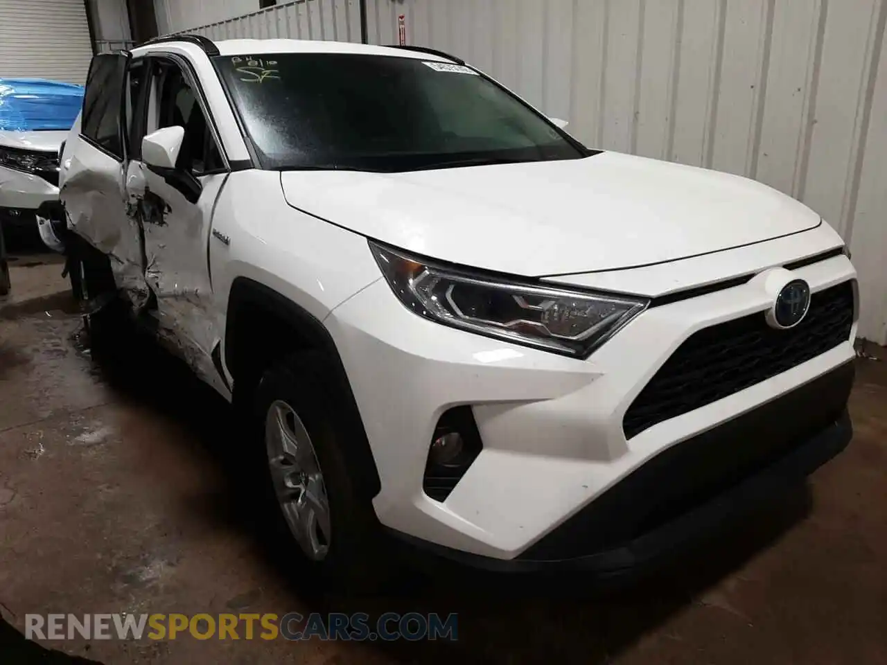 1 Photograph of a damaged car 2T3RWRFV1LW057532 TOYOTA RAV4 2020