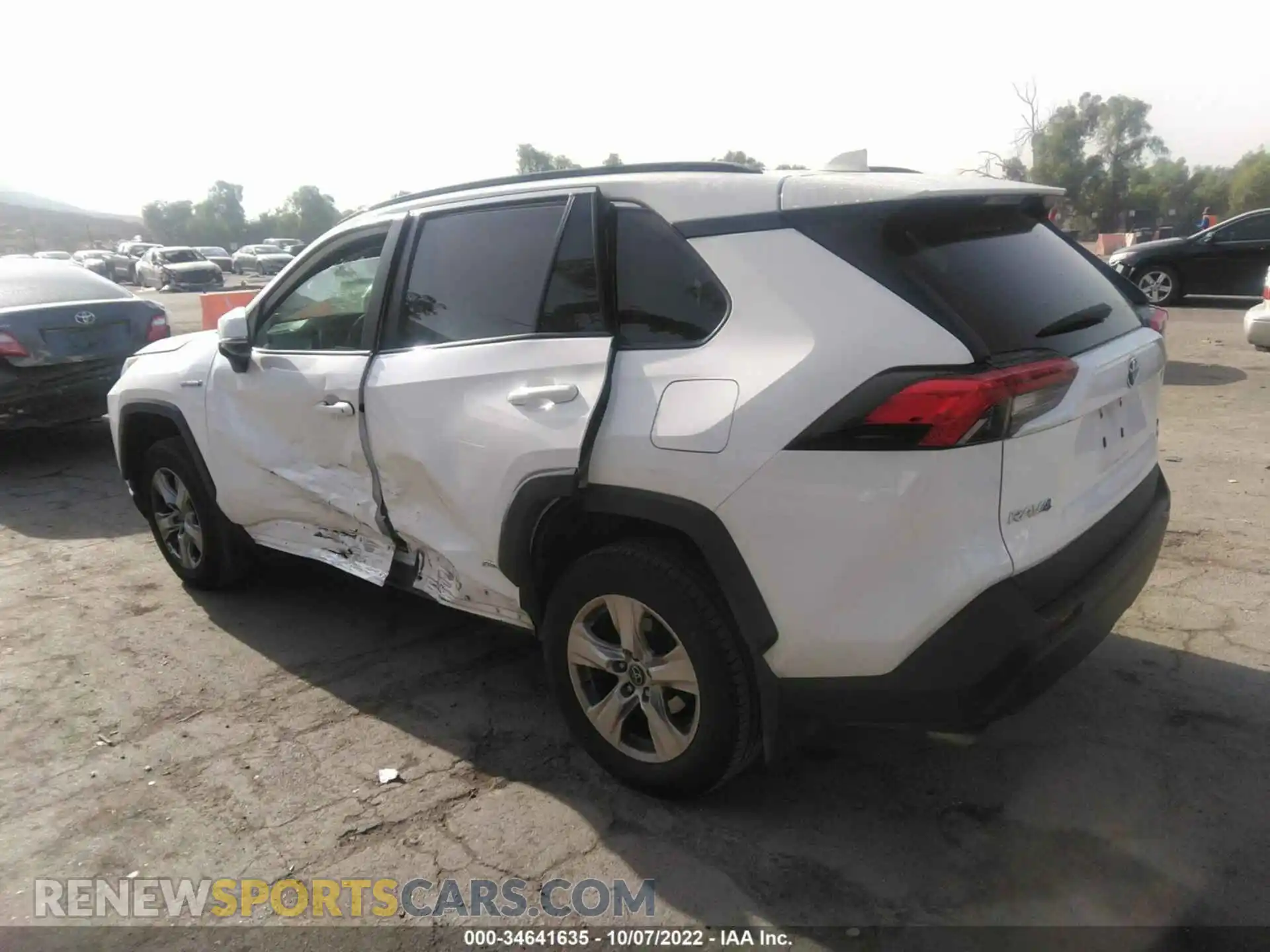 3 Photograph of a damaged car 2T3RWRFV1LW095231 TOYOTA RAV4 2020