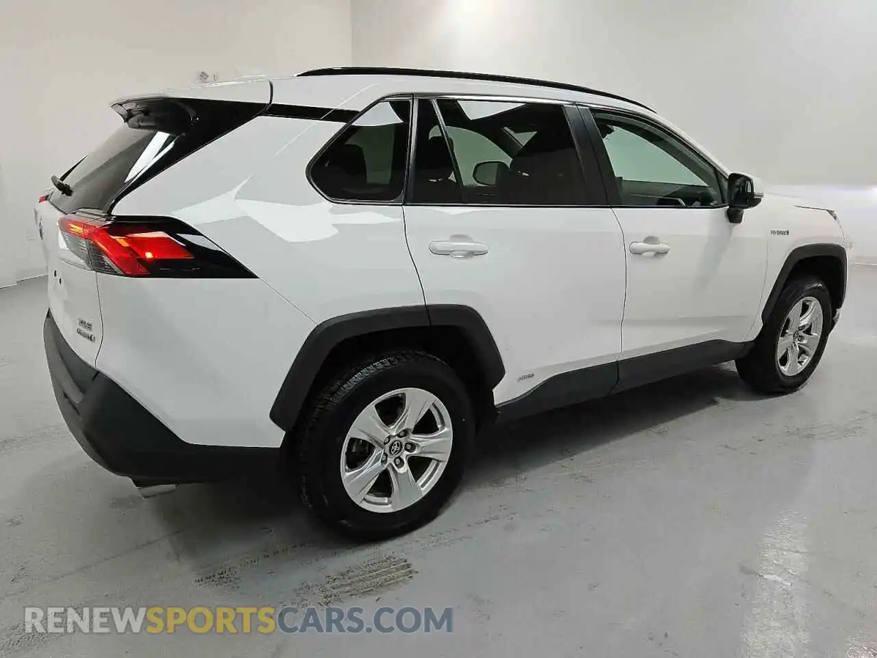 3 Photograph of a damaged car 2T3RWRFV5LW079274 TOYOTA RAV4 2020
