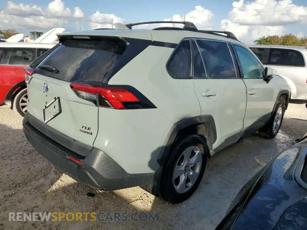 3 Photograph of a damaged car 2T3RWRFV8LW066924 TOYOTA RAV4 2020