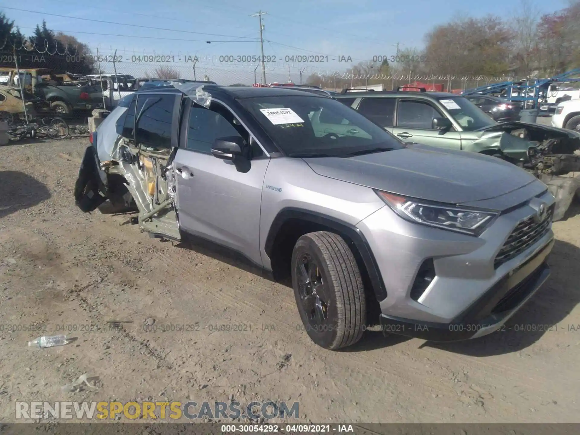 1 Photograph of a damaged car 4T3EWRFV6LU004677 TOYOTA RAV4 2020