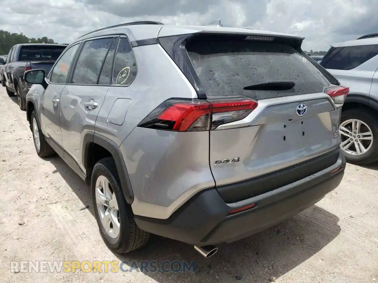 3 Photograph of a damaged car 4T3R6RFV6LU001960 TOYOTA RAV4 2020
