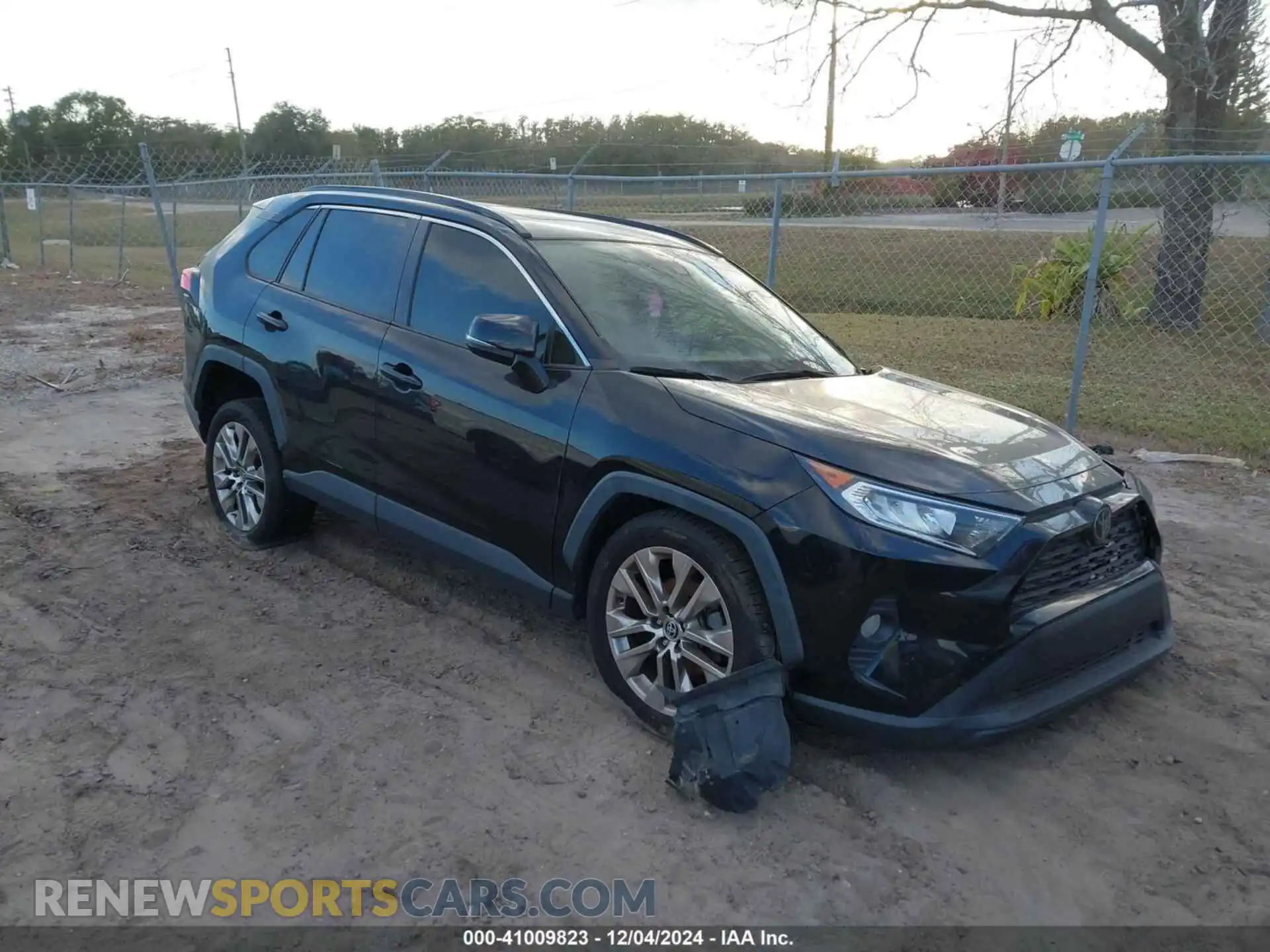 1 Photograph of a damaged car JTMC1RFV0LJ020085 TOYOTA RAV4 2020