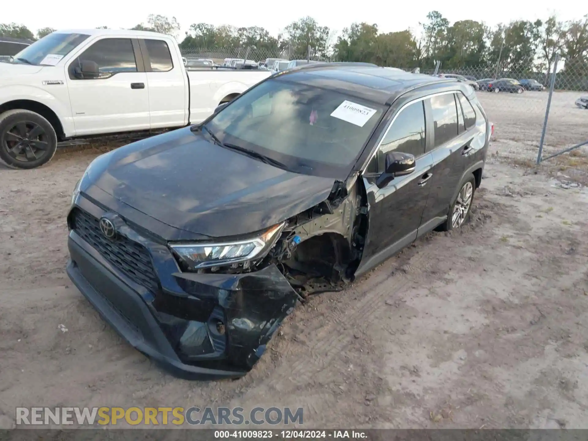 2 Photograph of a damaged car JTMC1RFV0LJ020085 TOYOTA RAV4 2020