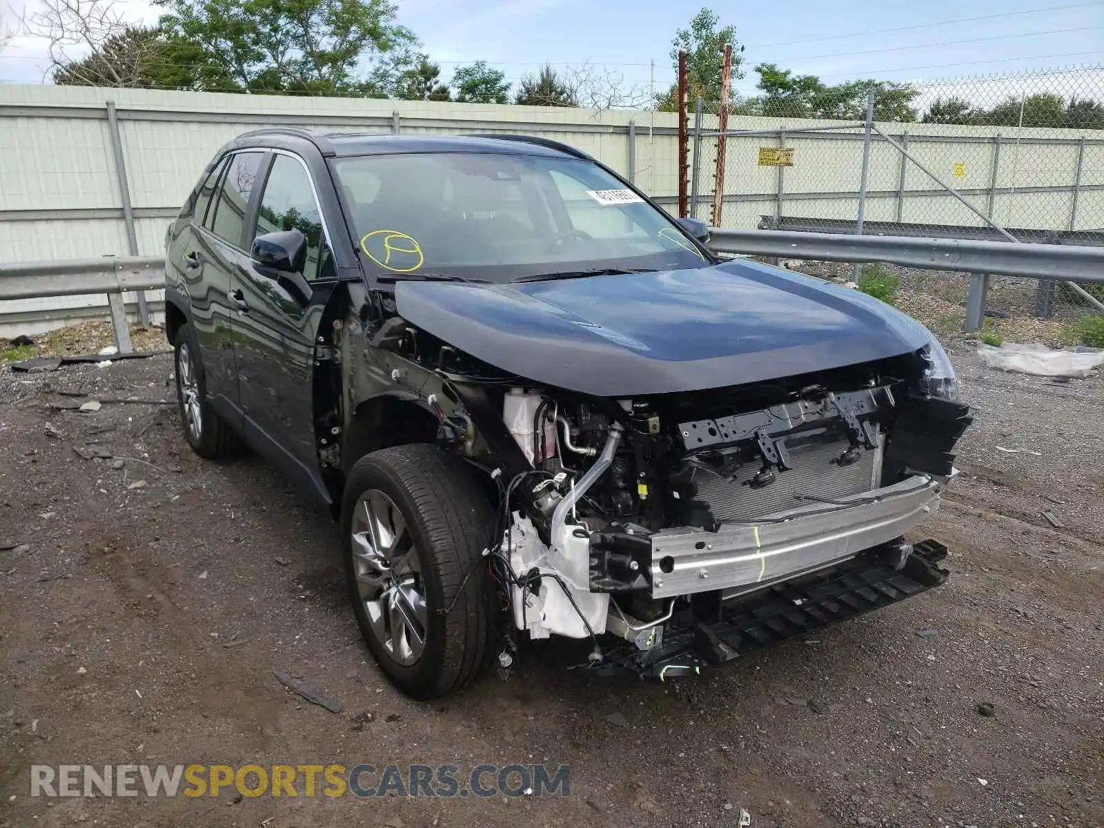 1 Photograph of a damaged car 2T3A1RFV0MC200159 TOYOTA RAV4 2021