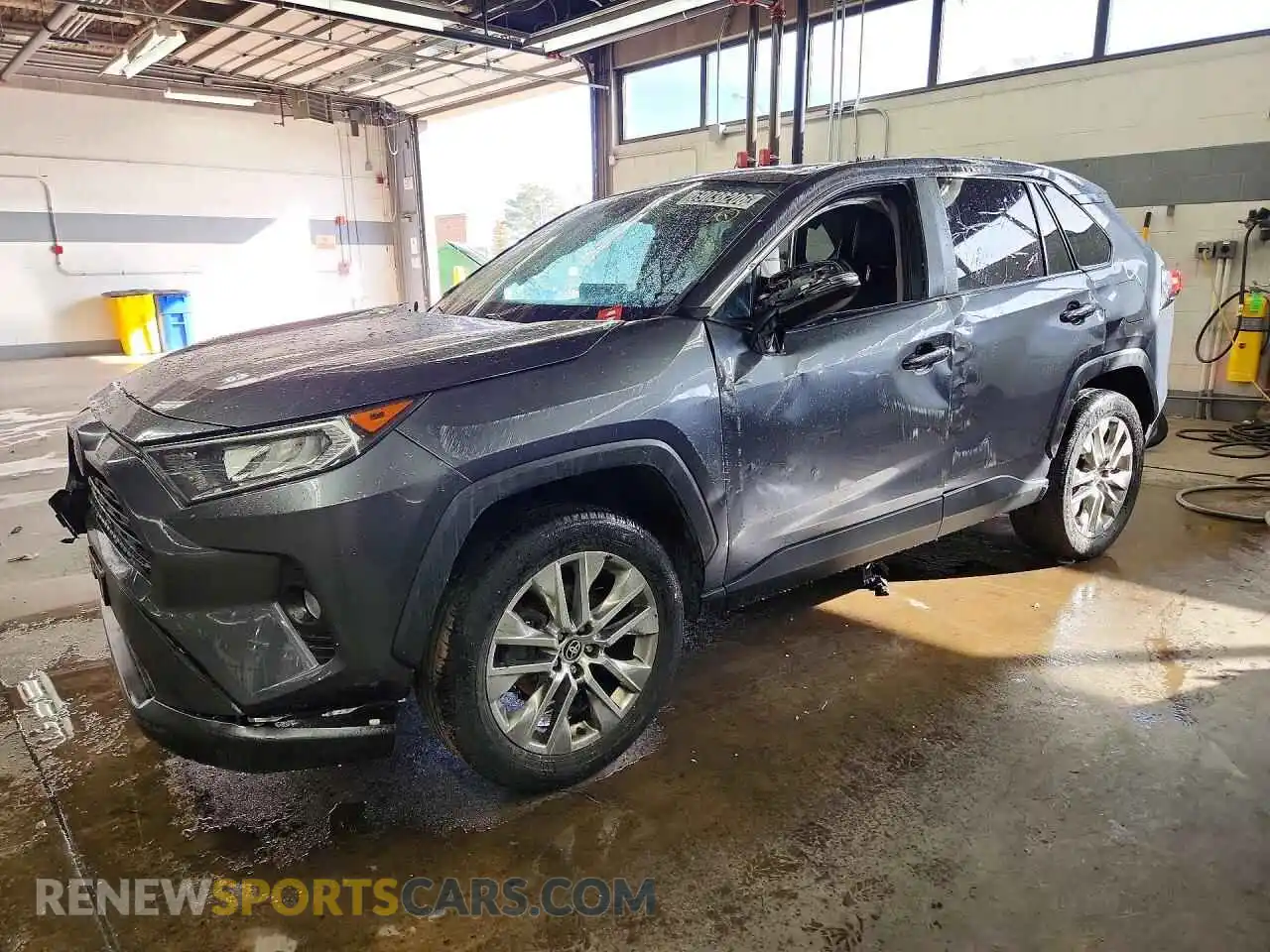 1 Photograph of a damaged car 2T3A1RFV9MC182034 TOYOTA RAV4 2021