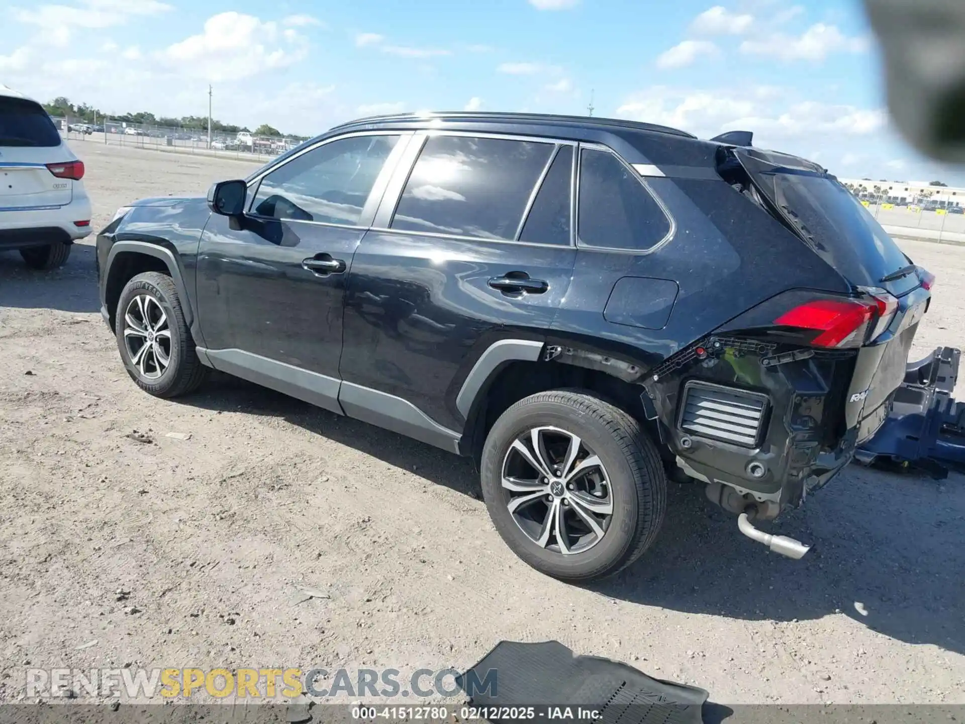 3 Photograph of a damaged car 2T3H1RFV0MC142410 TOYOTA RAV4 2021