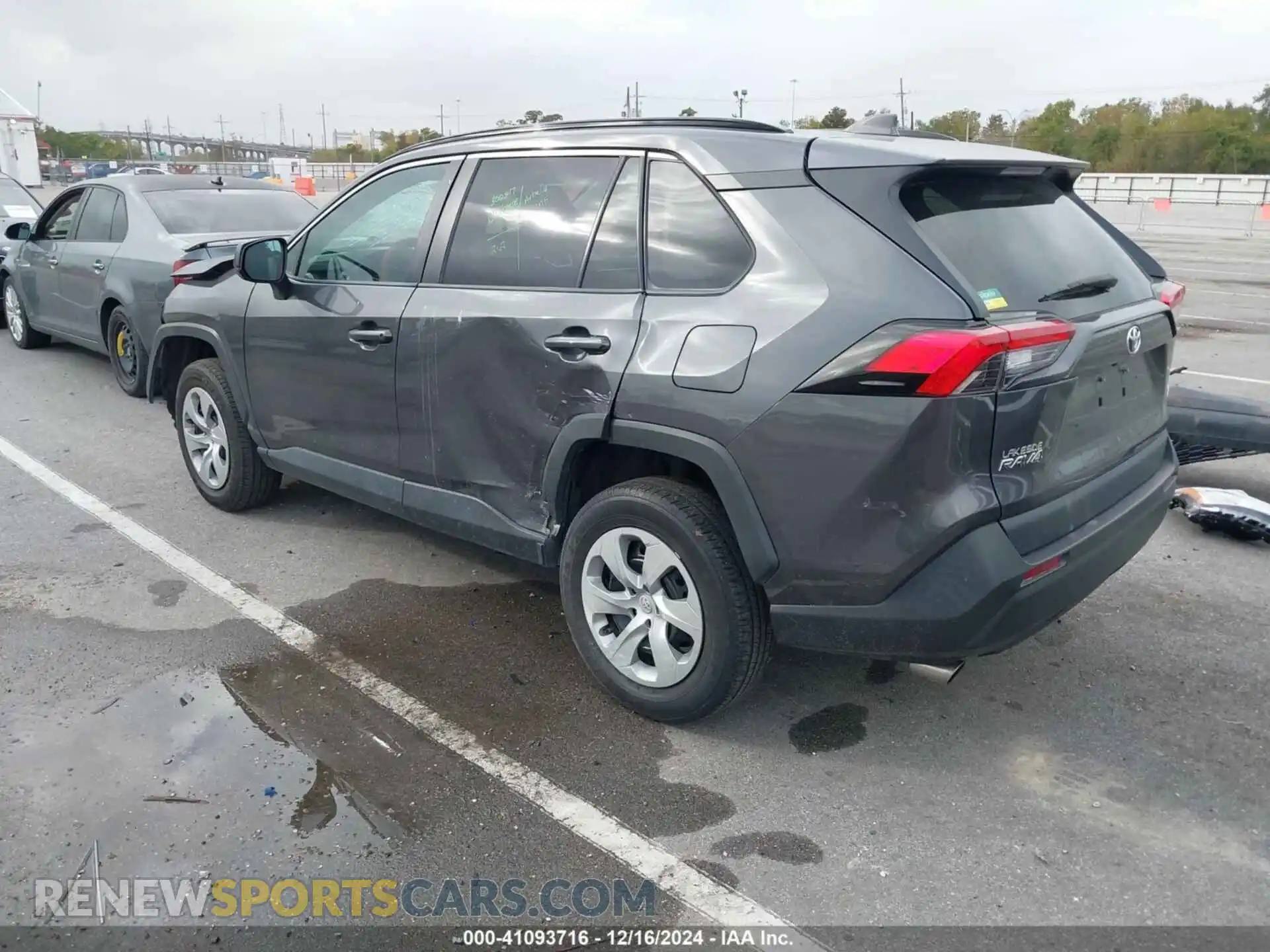 3 Photograph of a damaged car 2T3H1RFV3MW142741 TOYOTA RAV4 2021