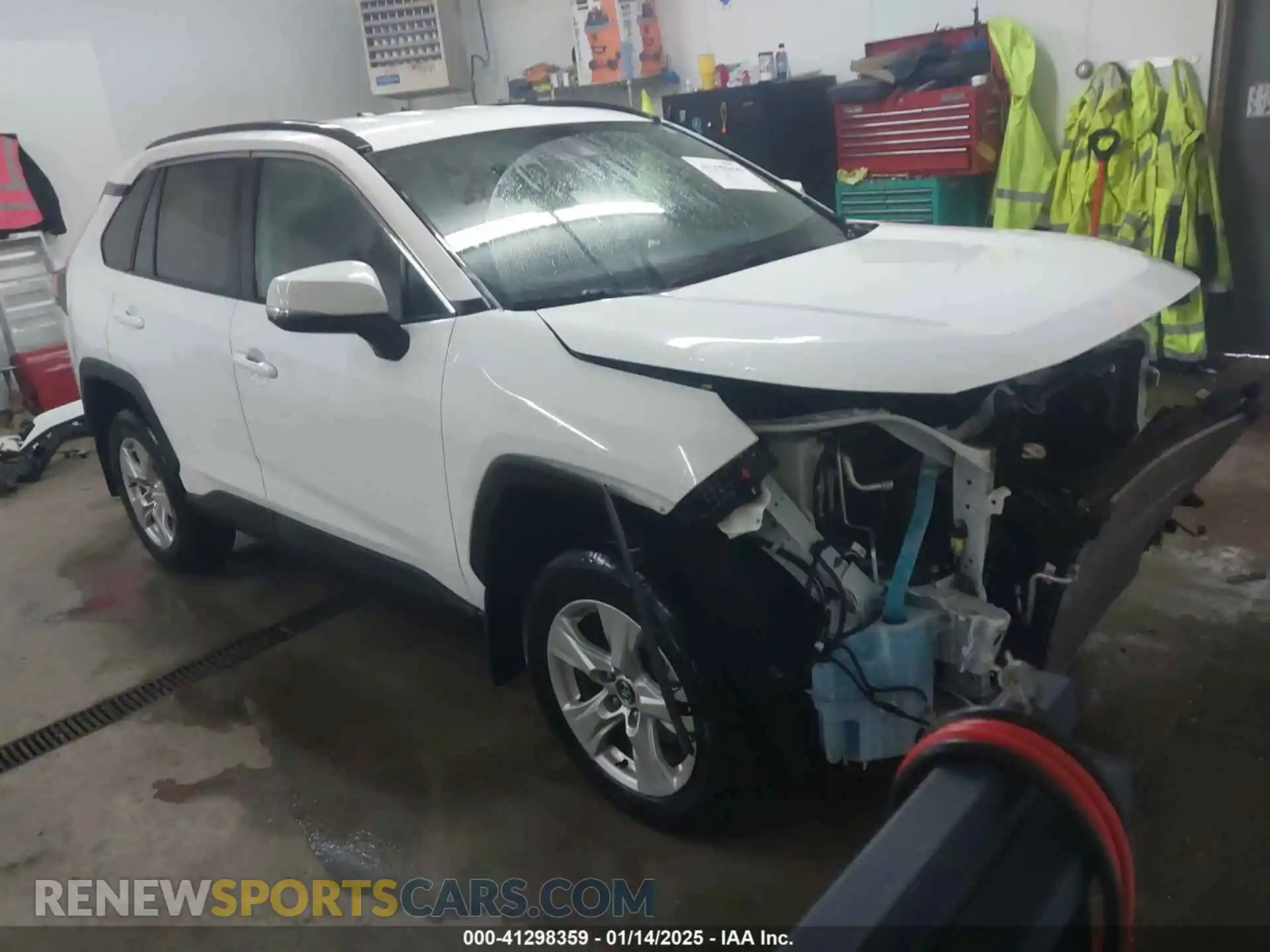 1 Photograph of a damaged car 2T3P1RFV8MW145646 TOYOTA RAV4 2021