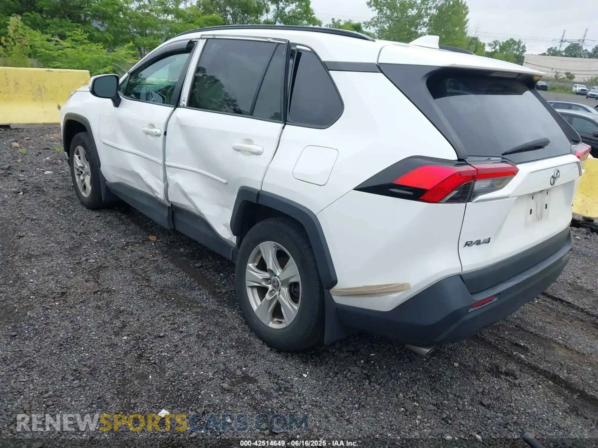 3 Photograph of a damaged car 2T3P1RFV9MC191195 TOYOTA RAV4 2021