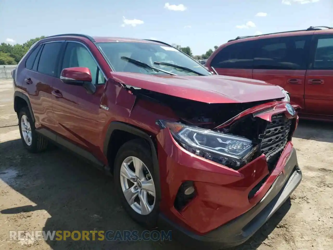 1 Photograph of a damaged car 2T3R6RFV0MW010610 TOYOTA RAV4 2021