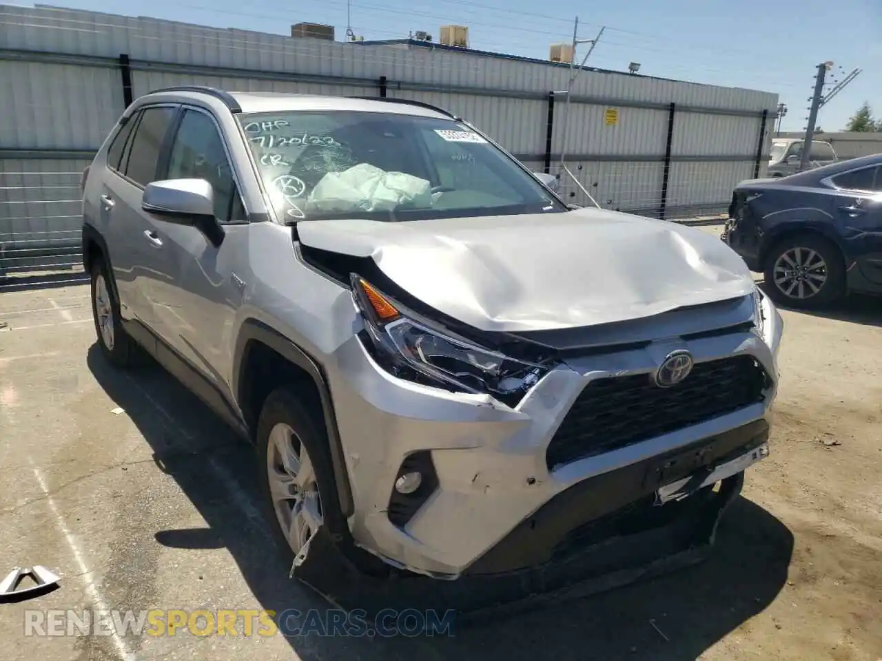 1 Photograph of a damaged car 2T3R6RFV8MW010192 TOYOTA RAV4 2021