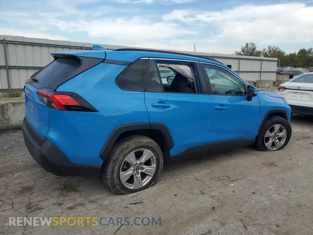 3 Photograph of a damaged car 2T3W1RFV0MW127881 TOYOTA RAV4 2021