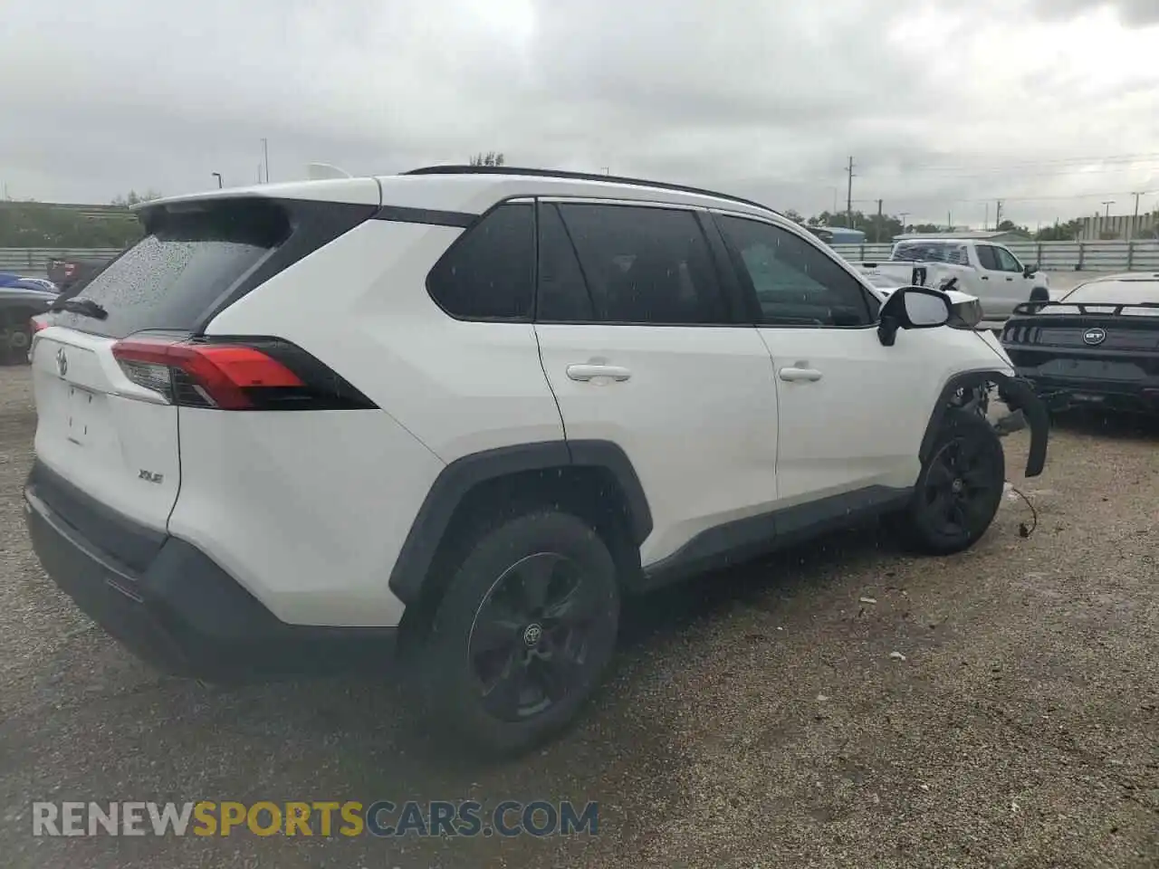 3 Photograph of a damaged car 2T3W1RFV2MW136498 TOYOTA RAV4 2021