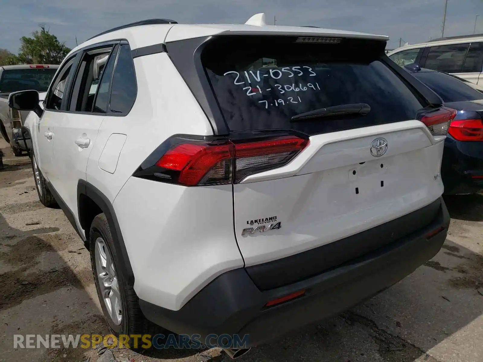 3 Photograph of a damaged car 2T3W1RFV4MW115815 TOYOTA RAV4 2021