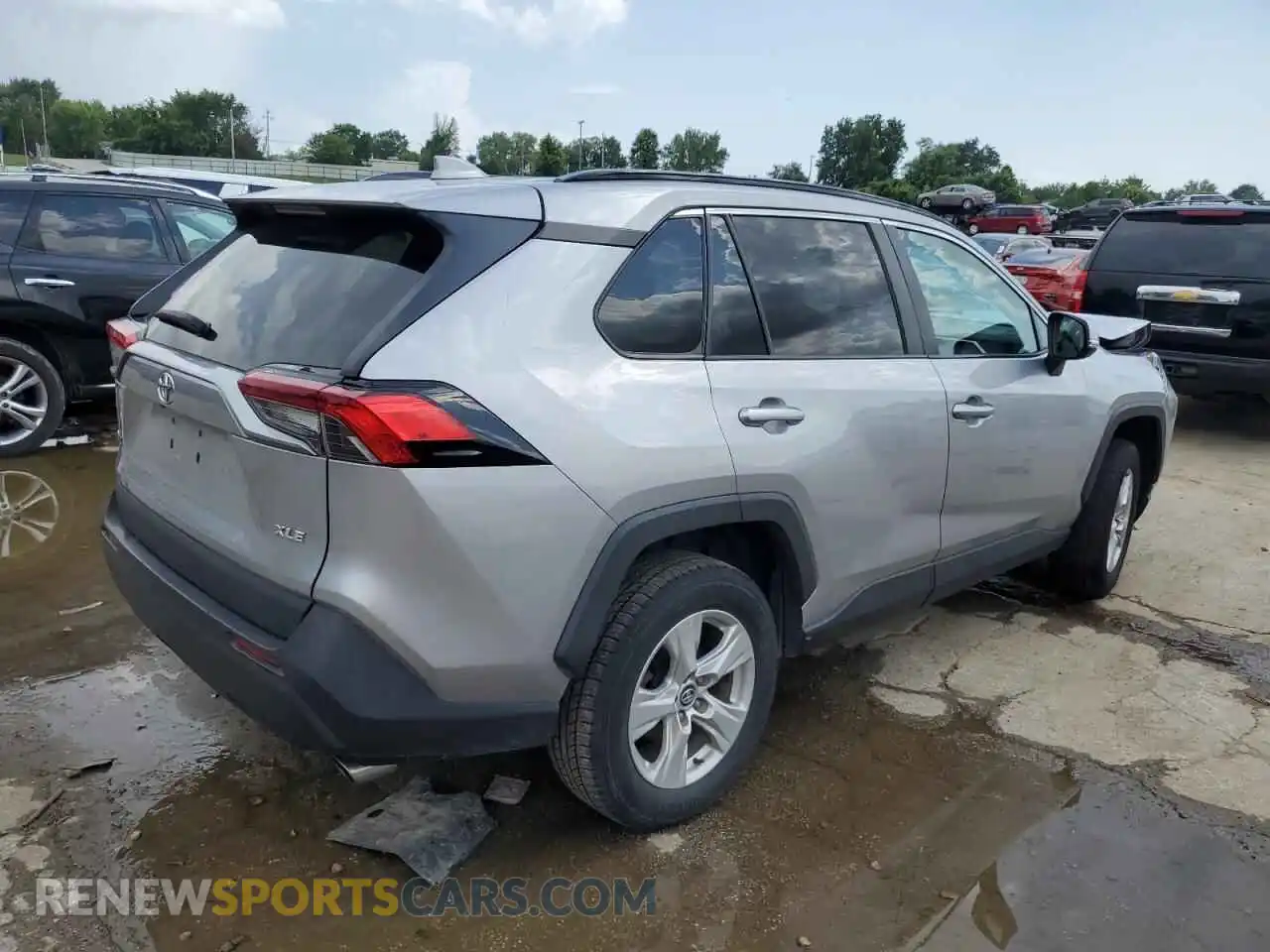 3 Photograph of a damaged car 2T3W1RFV8MC102812 TOYOTA RAV4 2021