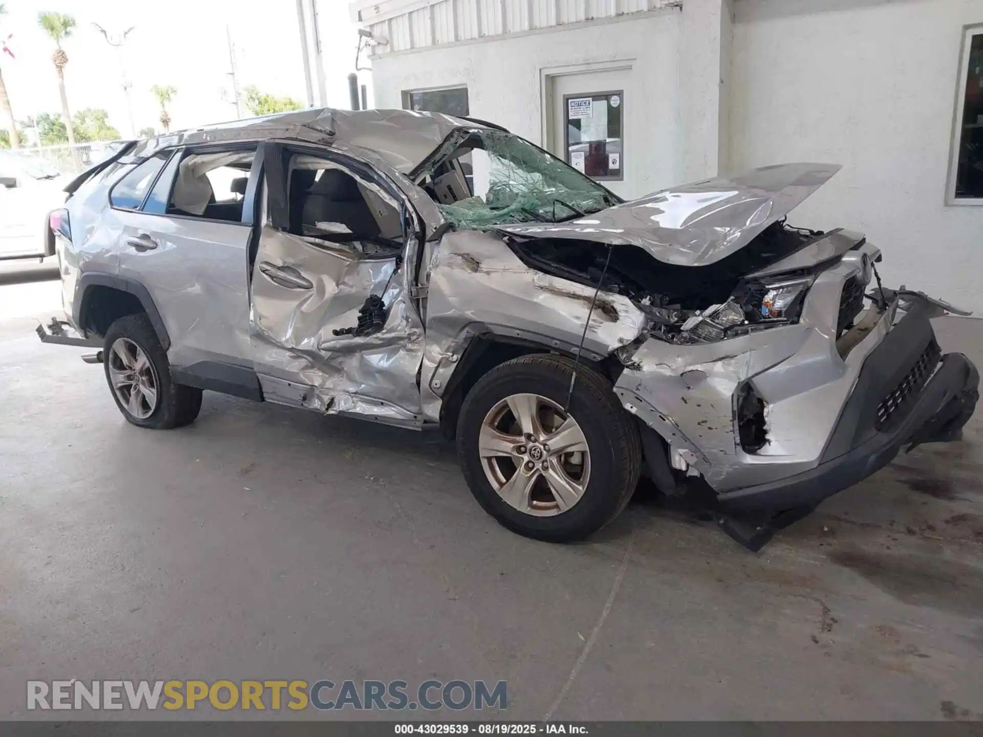 1 Photograph of a damaged car 2T3W1RFV8MC124731 TOYOTA RAV4 2021