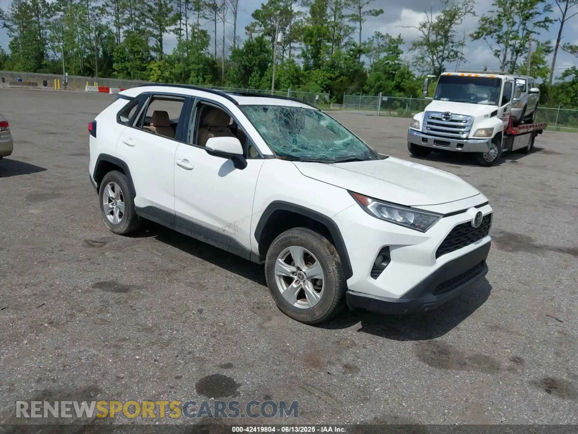 1 Photograph of a damaged car 2T3W1RFV9MW135154 TOYOTA RAV4 2021