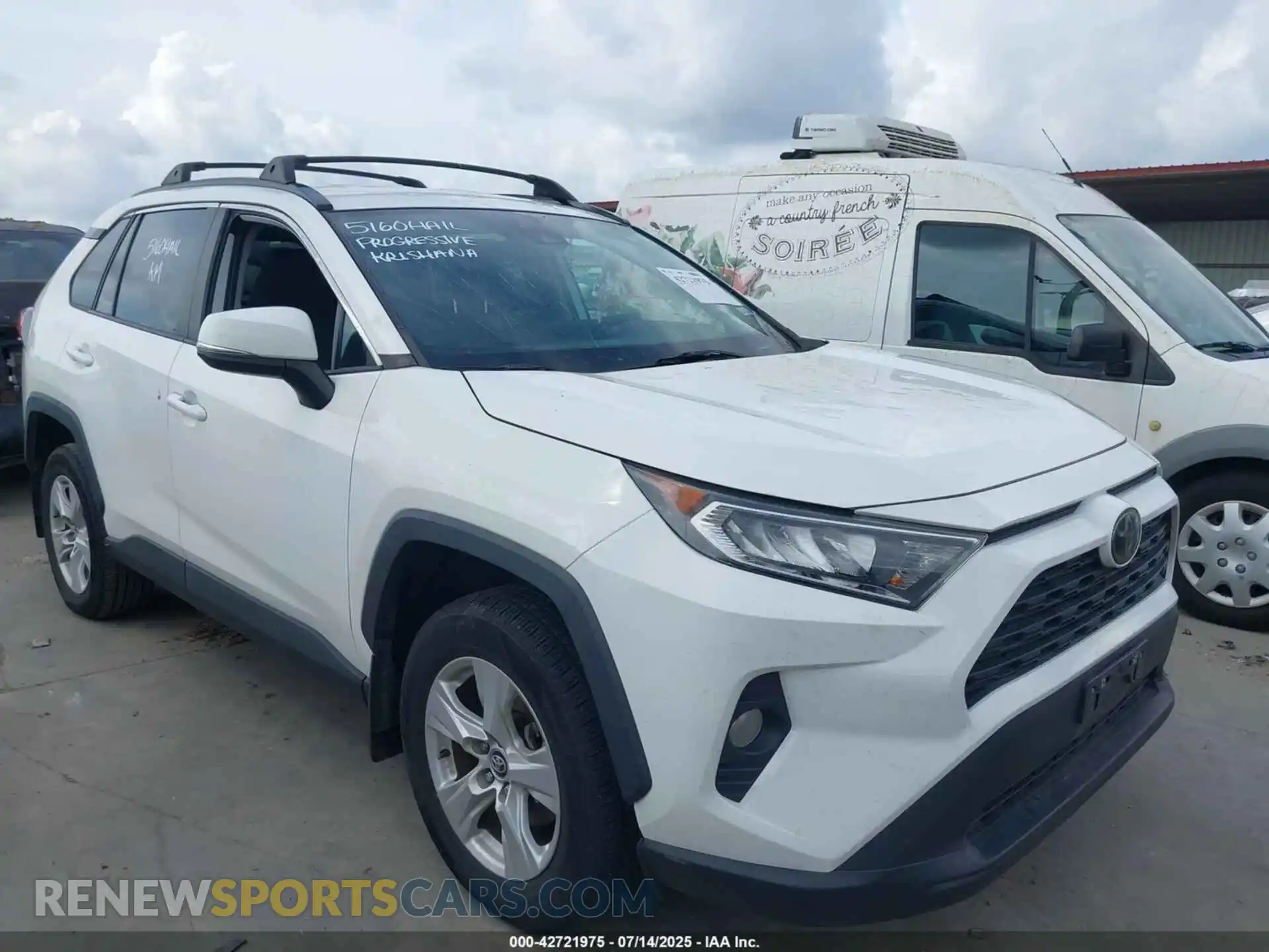 1 Photograph of a damaged car 2T3W1RFVXMW106729 TOYOTA RAV4 2021