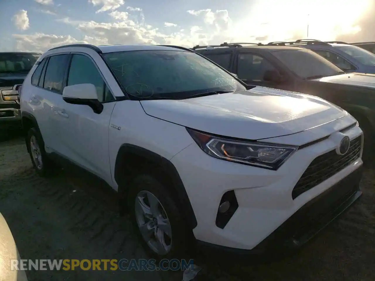 1 Photograph of a damaged car 4T3R6RFV3MU009385 TOYOTA RAV4 2021