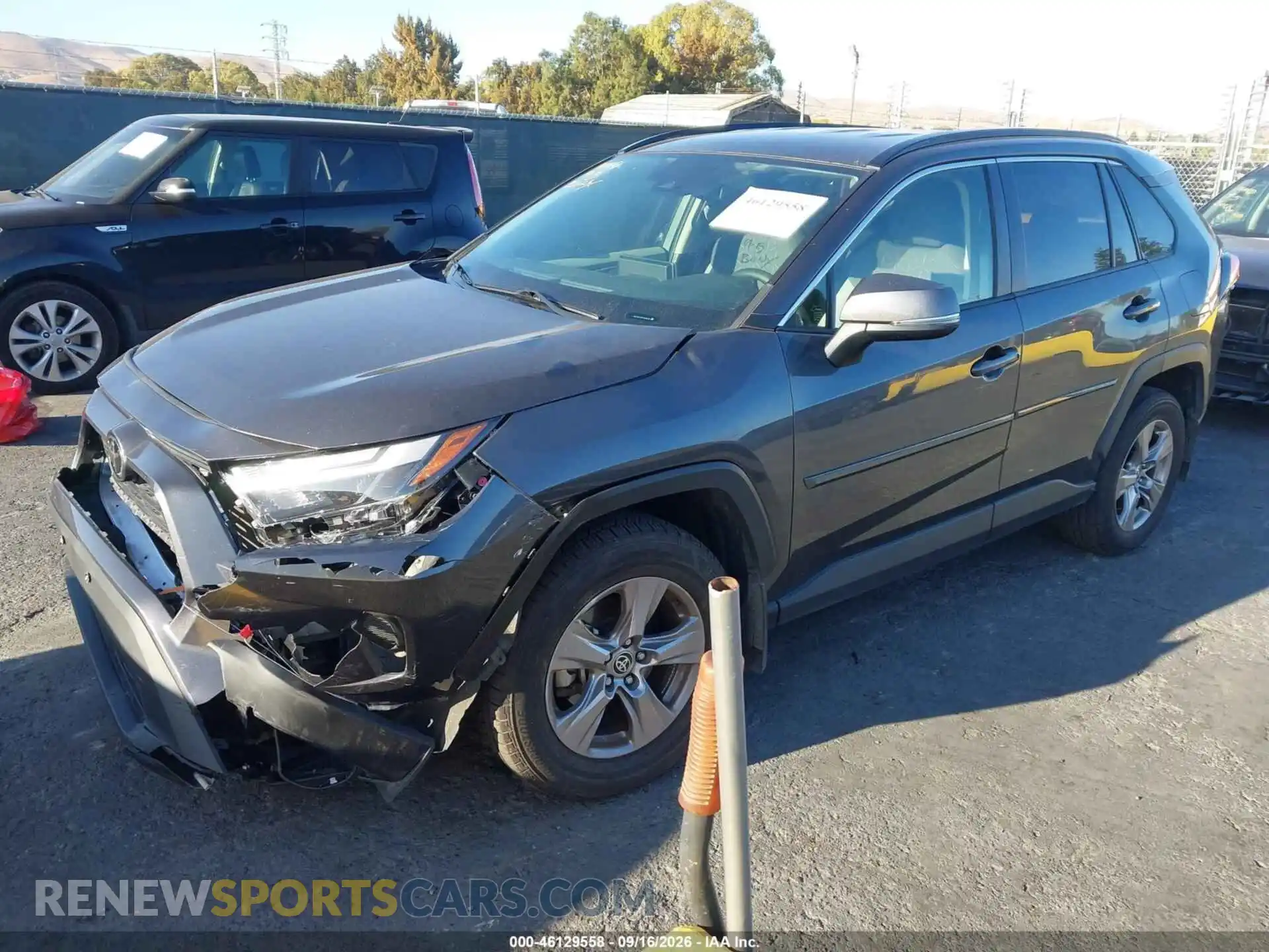 2 fotografías del automóvil dañado JTMP1RFV3PJ040676 TOYOTA RAV4 2023