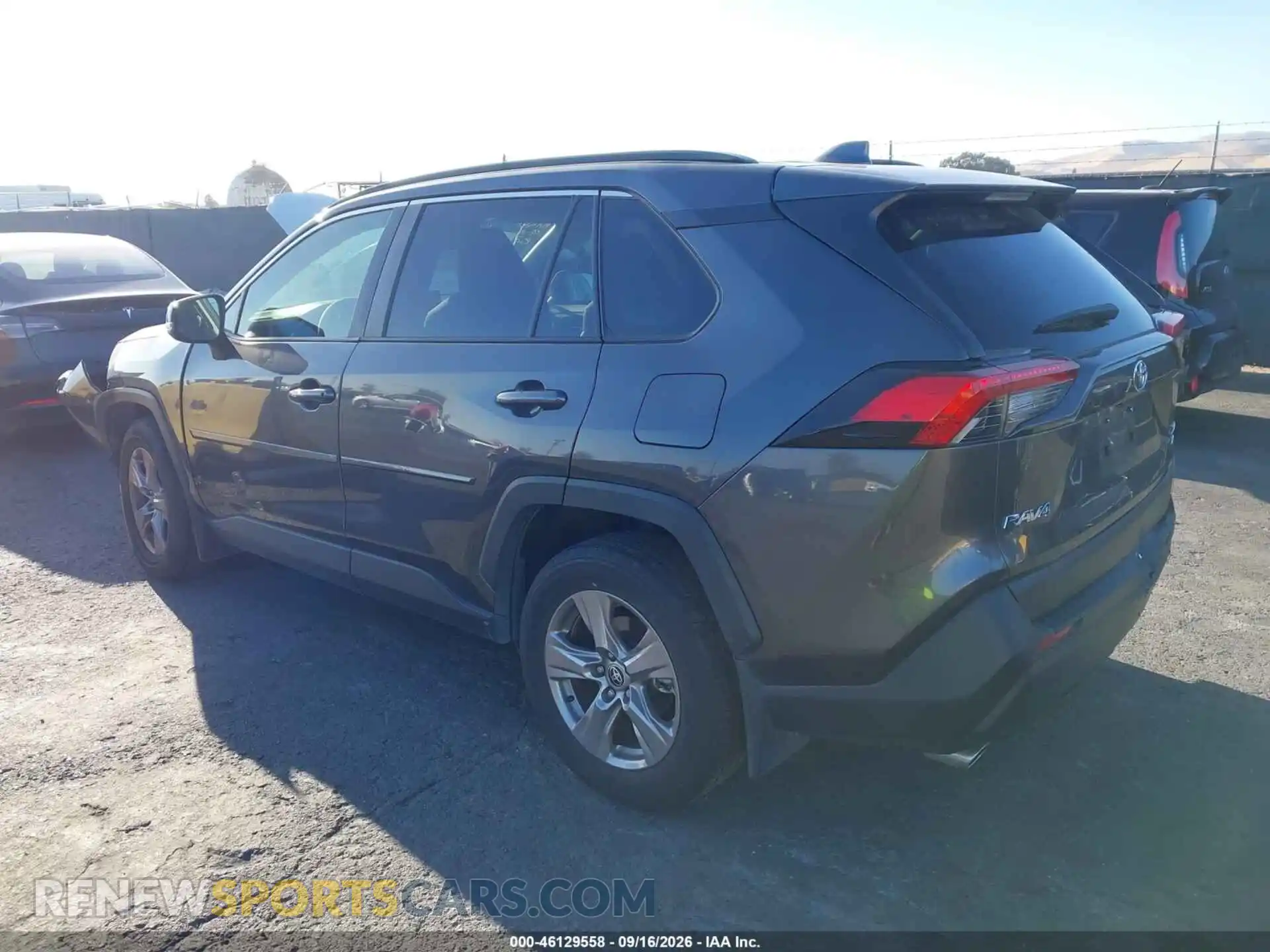 3 fotografías del automóvil dañado JTMP1RFV3PJ040676 TOYOTA RAV4 2023