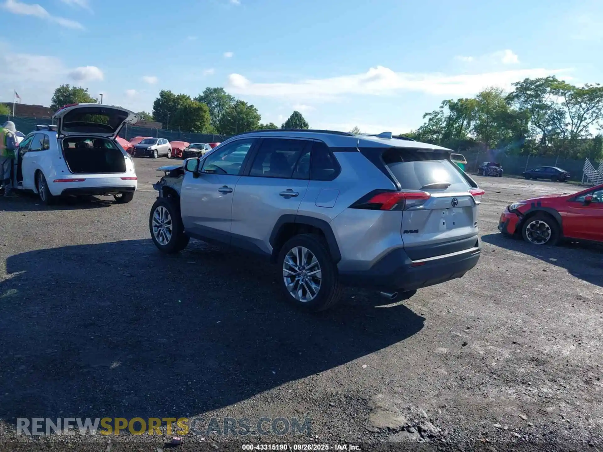 3 Фотография поврежденного автомобиля 2T3A1RFV7RC471436 TOYOTA RAV4 2024