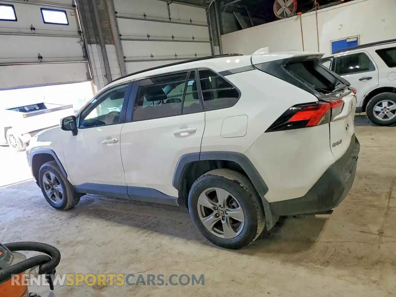 2 Фотография поврежденного автомобиля 2T3P1RFV8RC469608 TOYOTA RAV4 2024