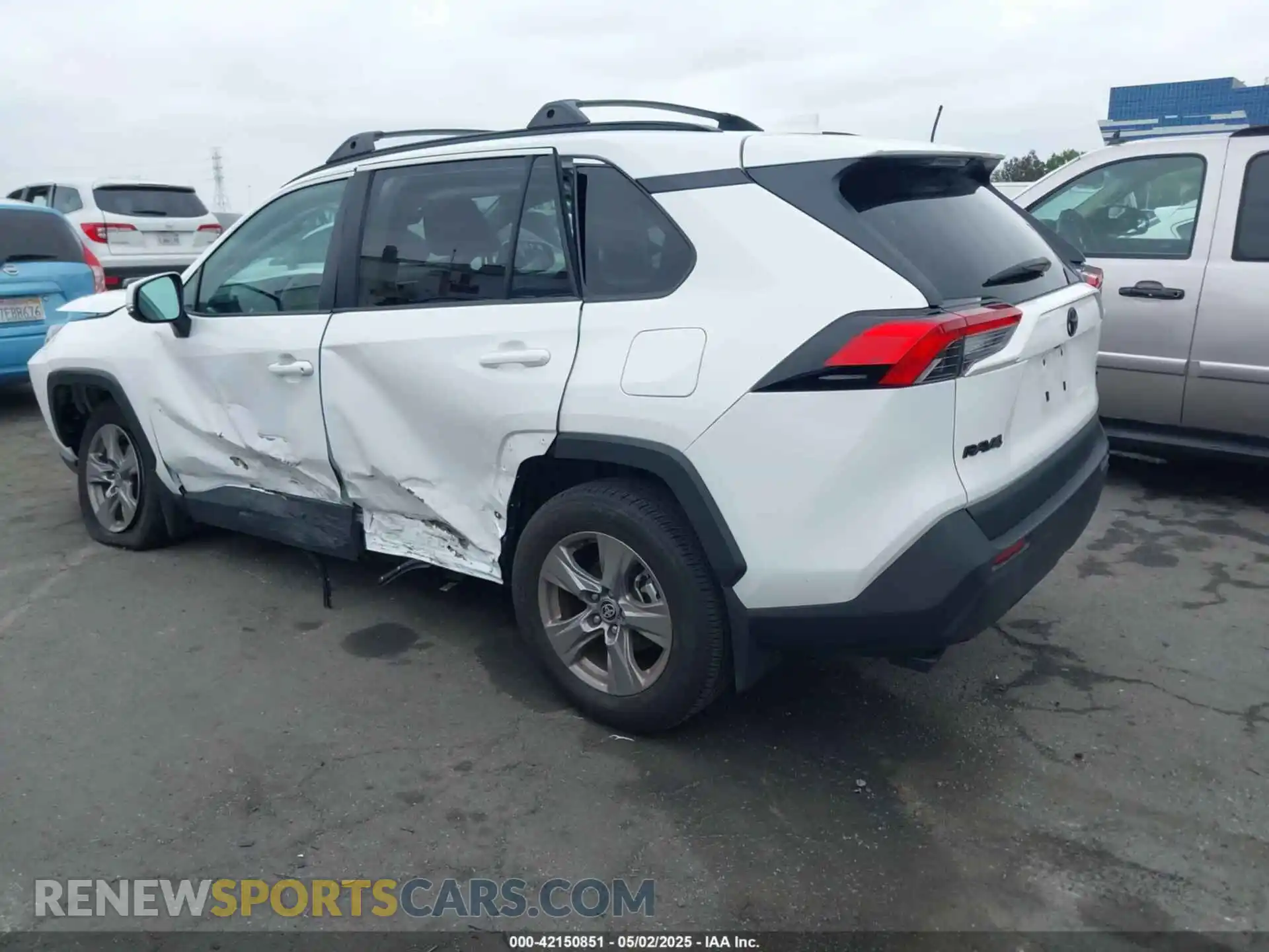3 Photograph of a damaged car 2T3W1RFV0RC277255 TOYOTA RAV4 2024