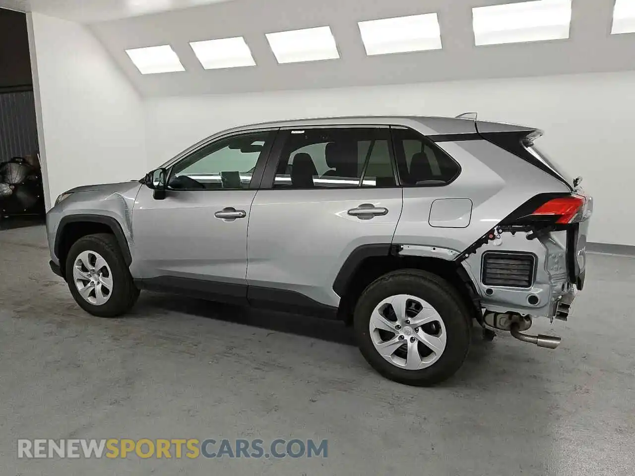 2 Фотография поврежденного автомобиля 2T3H1RFV3SW373989 TOYOTA RAV4 2025