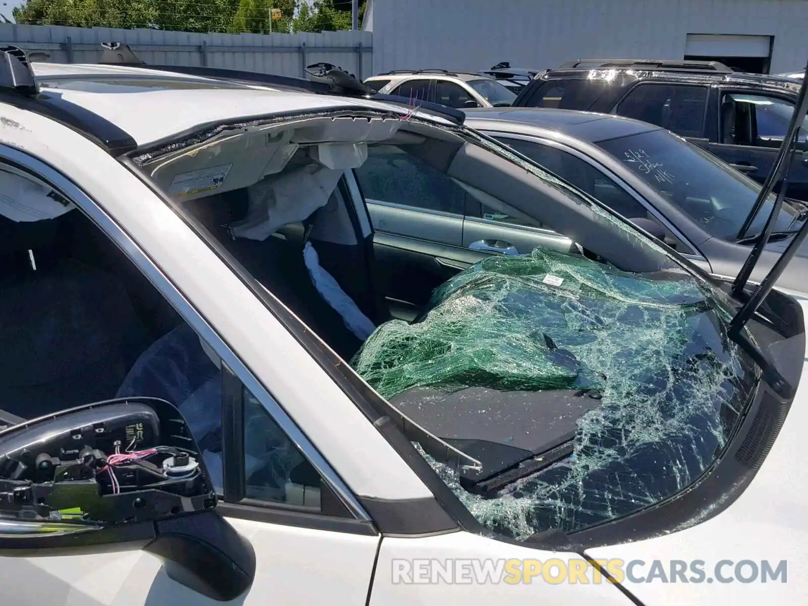 9 Photograph of a damaged car 2T3P1RFV2KW001913 TOYOTA RAV4 XLE 2019