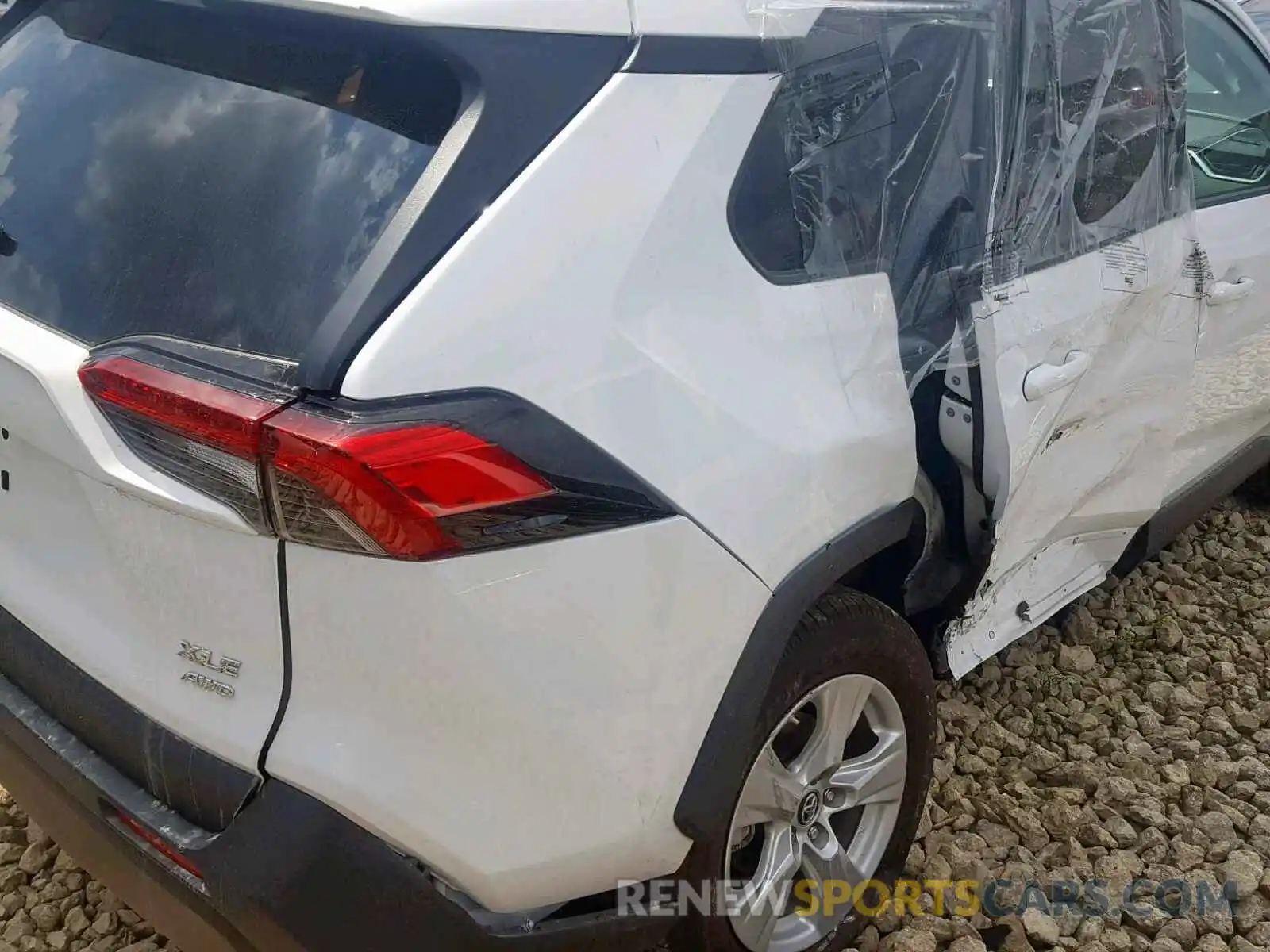 9 Photograph of a damaged car 2T3P1RFV6KW020223 TOYOTA RAV4 XLE 2019