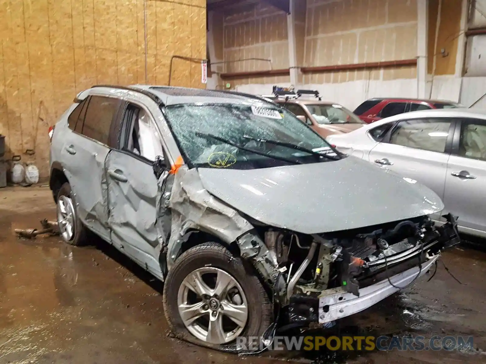 1 Photograph of a damaged car 2T3P1RFV8KW038075 TOYOTA RAV4 XLE 2019