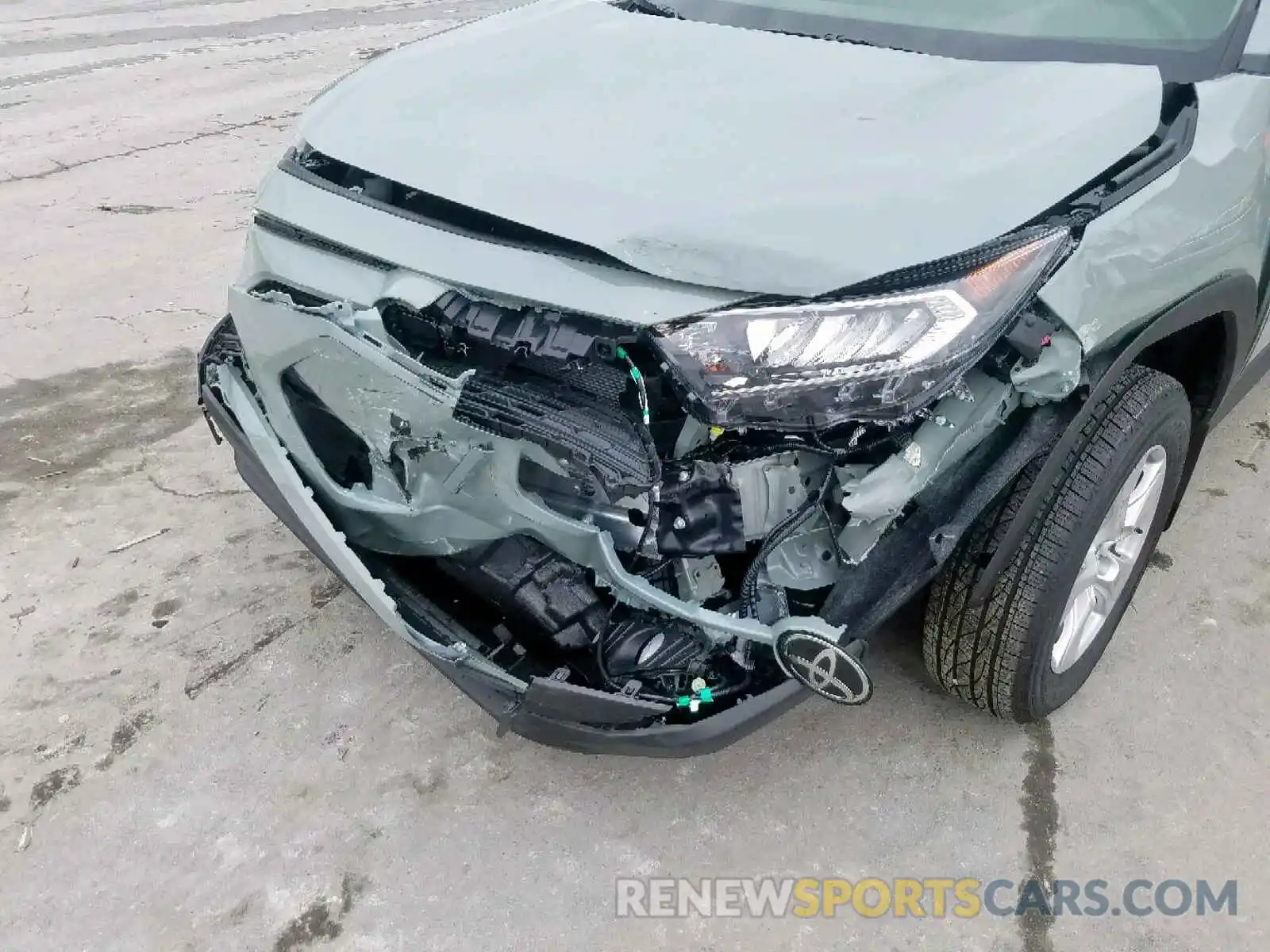 9 Photograph of a damaged car JTMP1RFV1KD025665 TOYOTA RAV4 XLE 2019