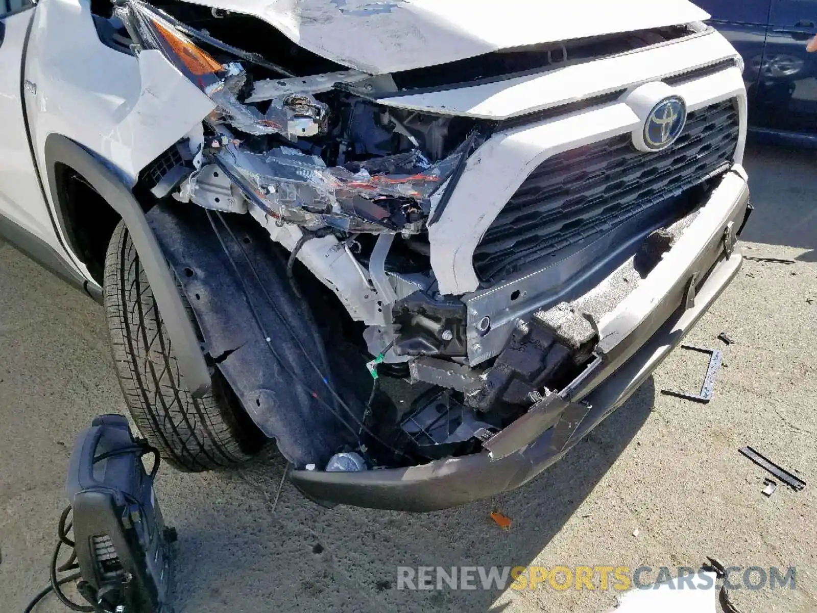 9 Photograph of a damaged car JTMRWRFV2KD015463 TOYOTA RAV4 XLE 2019